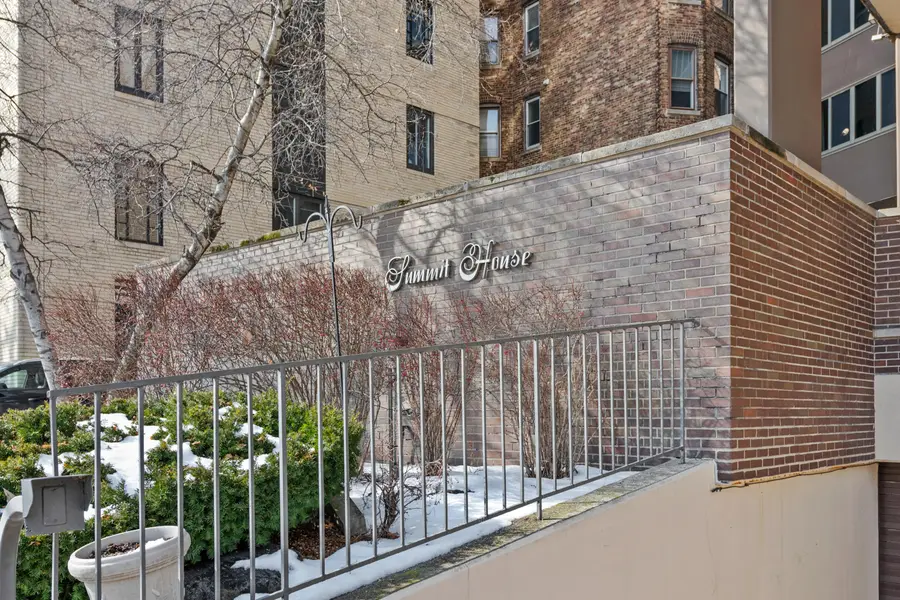 1919 N Summit Ave, Milwaukee, WI 53202 - #2