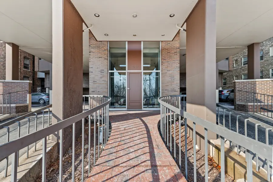 1919 N Summit Ave, Milwaukee, WI 53202 - #3