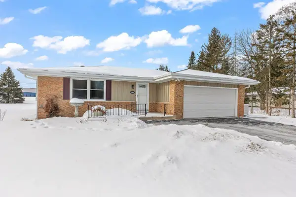 N58W39641 Sunnyfield Dr, Oconomowoc, WI 53066