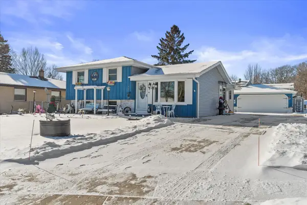 7485 S Highfield Ct, Oak Creek, WI 53154