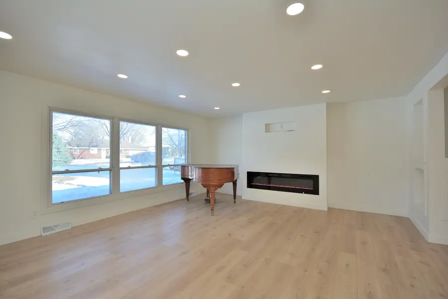 2106 Murphy Woods Rd, Beloit, WI 53511 - #3