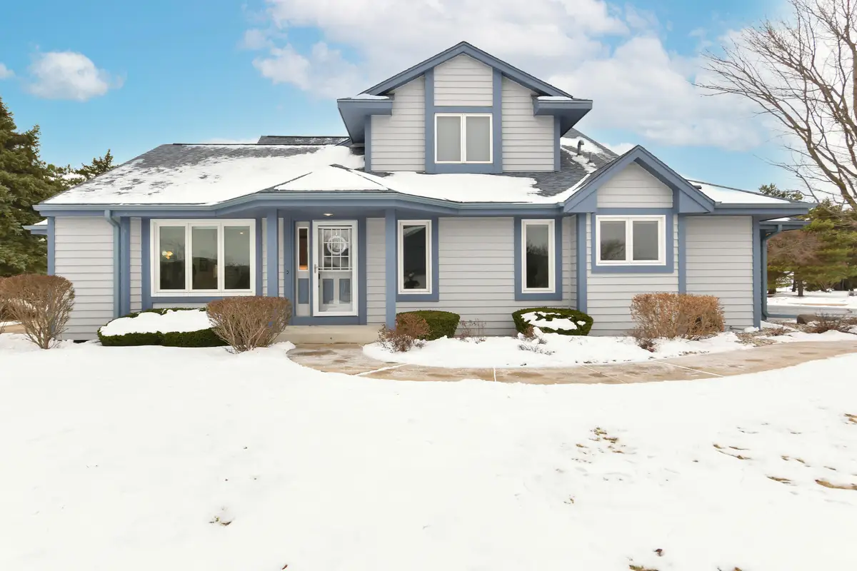 909 Bay View Cir, Mukwonago, WI 53149 - #1