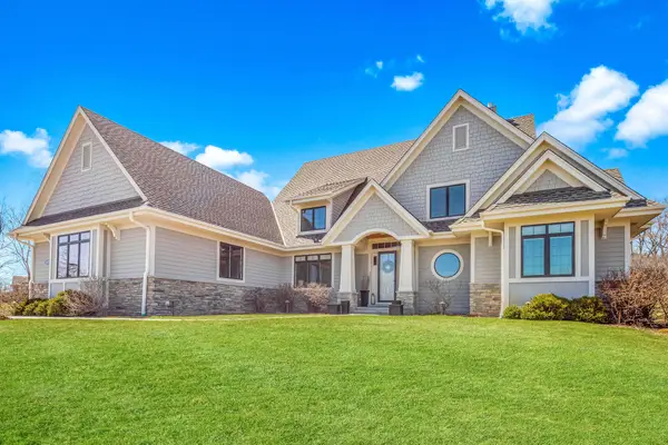 13675 N Legacy Hills Dr, Mequon, WI 53097