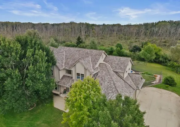 W172N7862 Shady Ln, Menomonee Falls, WI 53051