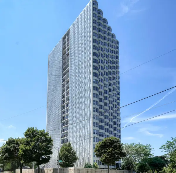 2525 S Shore Dr, Milwaukee, WI 53207