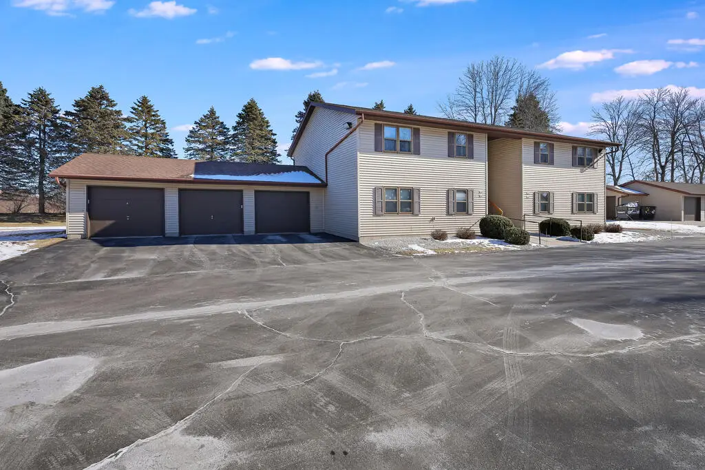 910 E Cedar Ave, Manitowoc, WI 54220 - #1