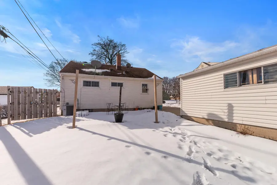 3756 E Waterford Pl, Saint Francis, WI 53235 - #2