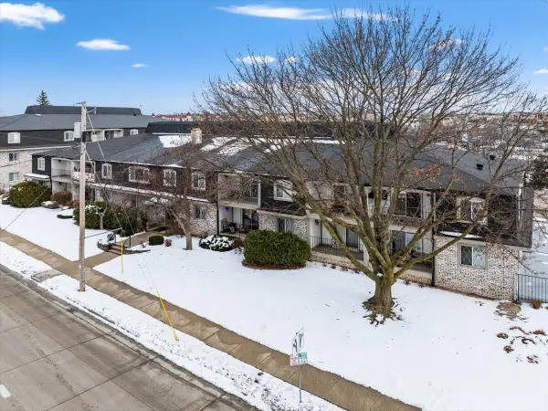 121 W North St, Waukesha, WI 53188