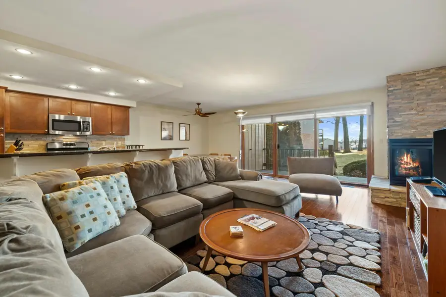 1070 S Lake Shore Dr, Lake Geneva, WI 53147 - #3