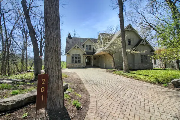 201 Abbey Springs Dr, Fontana, WI 53125