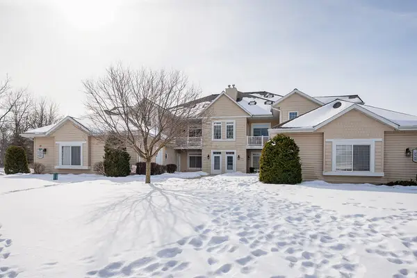 W397N5933 Autumn Woods Dr, Oconomowoc, WI 53066