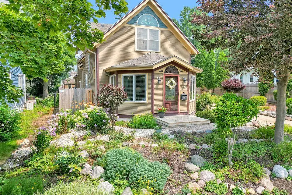 162 Wilson Ave, West Bend, WI 53090 - #1