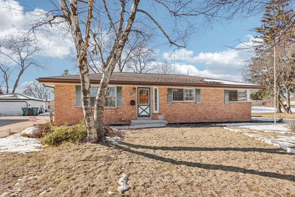 5215 Morningside Dr, Greendale, WI 53129 - #1