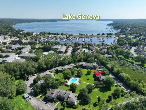 31 Abbey Villa Cir, Fontana, WI 53125