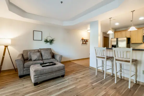 3710 N Oakland Ave, Shorewood, WI 53211