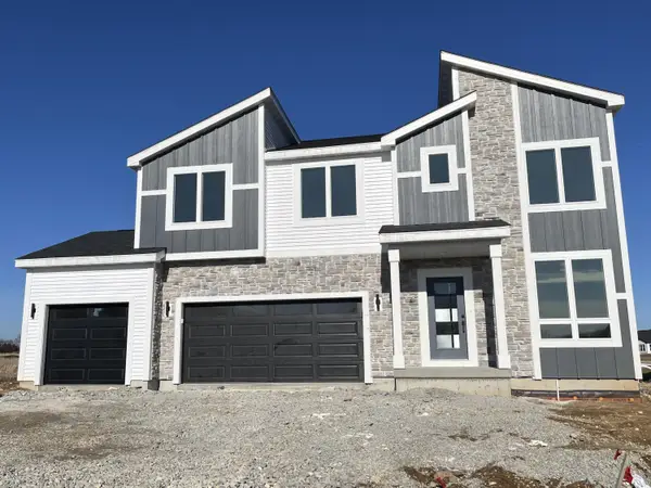 1367 Scotsland Ln, Oconomowoc, WI 53066