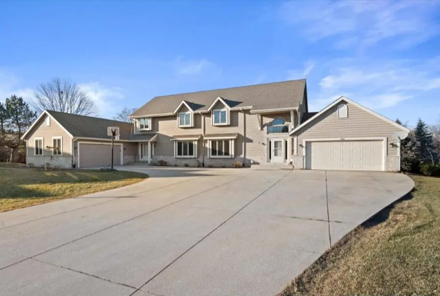 3209 S Ridge Crest Ct, New Berlin, WI 53151 - #2