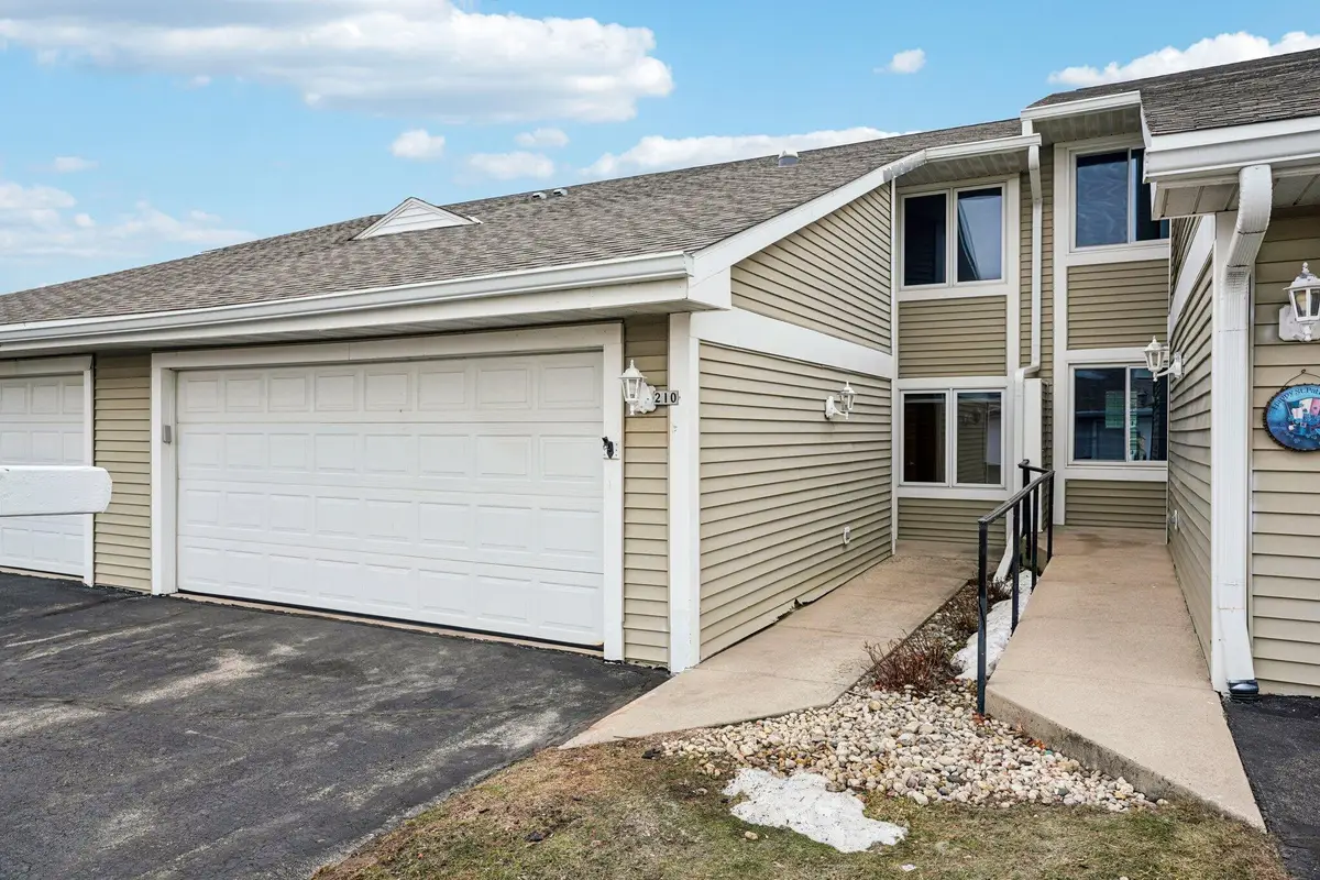 210 Hartford Sq, Hartford, WI 53027 - #1