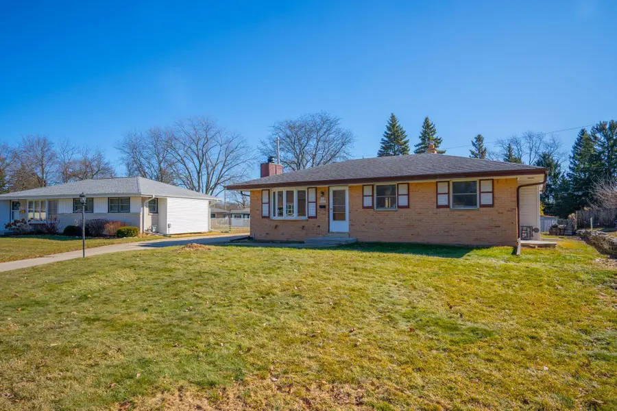 N86W18105 Summit Dr, Menomonee Falls, WI 53051 - #3