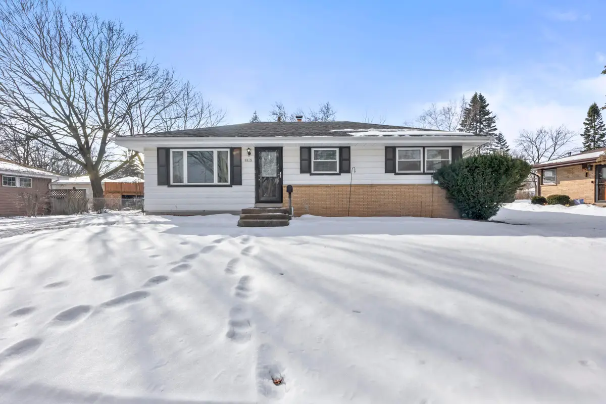 8913 W Daphne St, Milwaukee, WI 53224 - #1