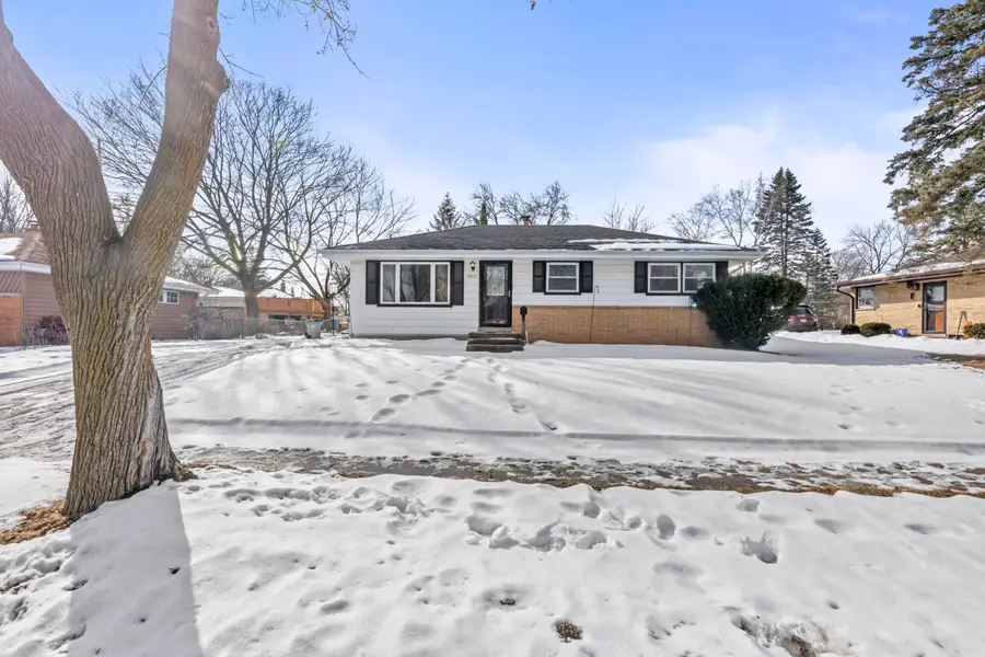 8913 W Daphne St, Milwaukee, WI 53224 - #3