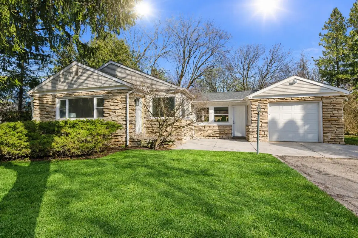 8424 N Fox Croft Ln, Fox Point, WI 53217 - #1