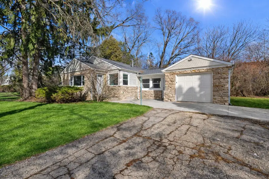 8424 N Fox Croft Ln, Fox Point, WI 53217 - #2