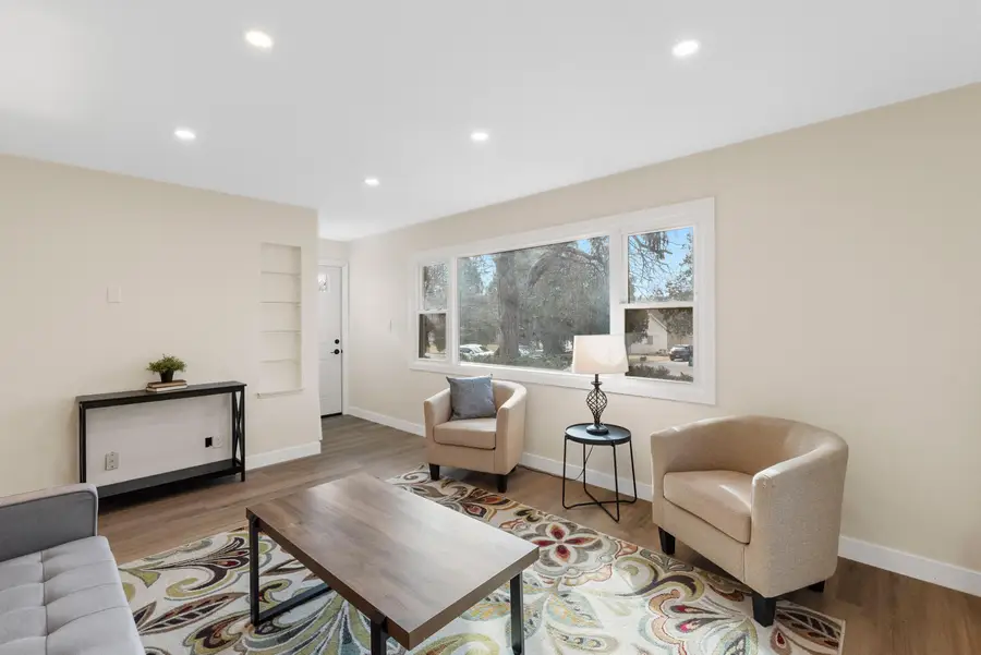 8424 N Fox Croft Ln, Fox Point, WI 53217 - #3