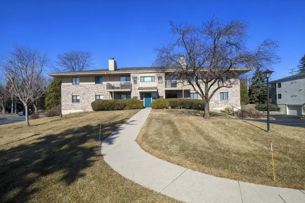 112 E Freistadt Rd, Thiensville, WI 53092