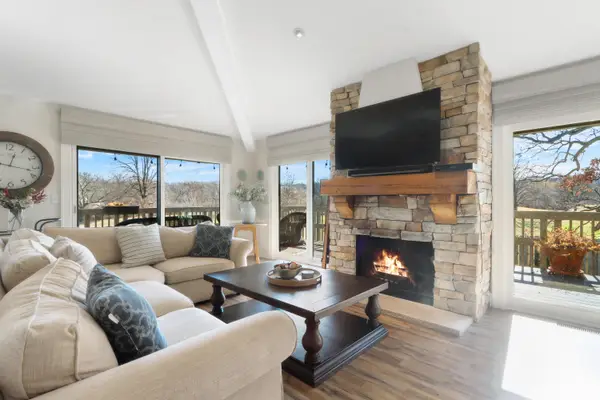 714 Thornridge Ct, Fontana, WI 53125