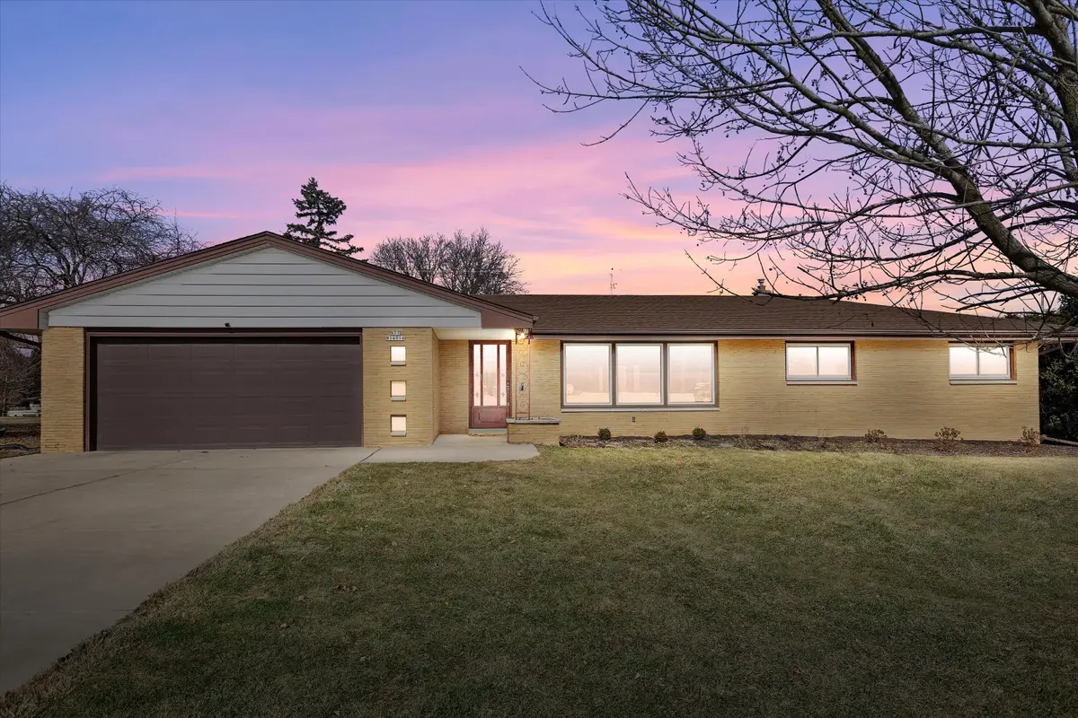 N77W14914 Menomonee Manor Dr, Menomonee Falls, WI 53051 - #1