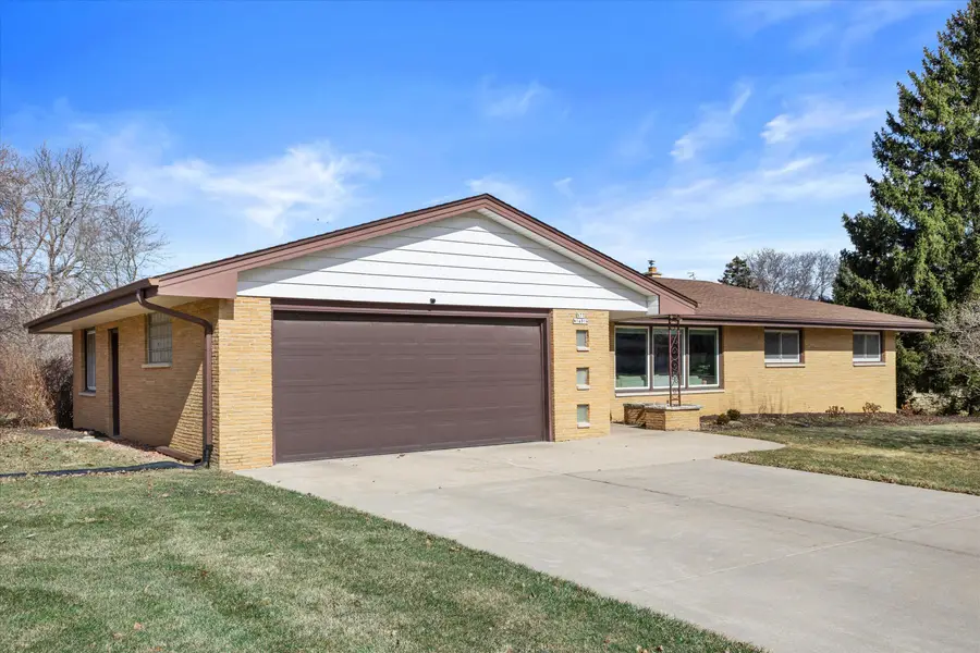 N77W14914 Menomonee Manor Dr, Menomonee Falls, WI 53051 - #2