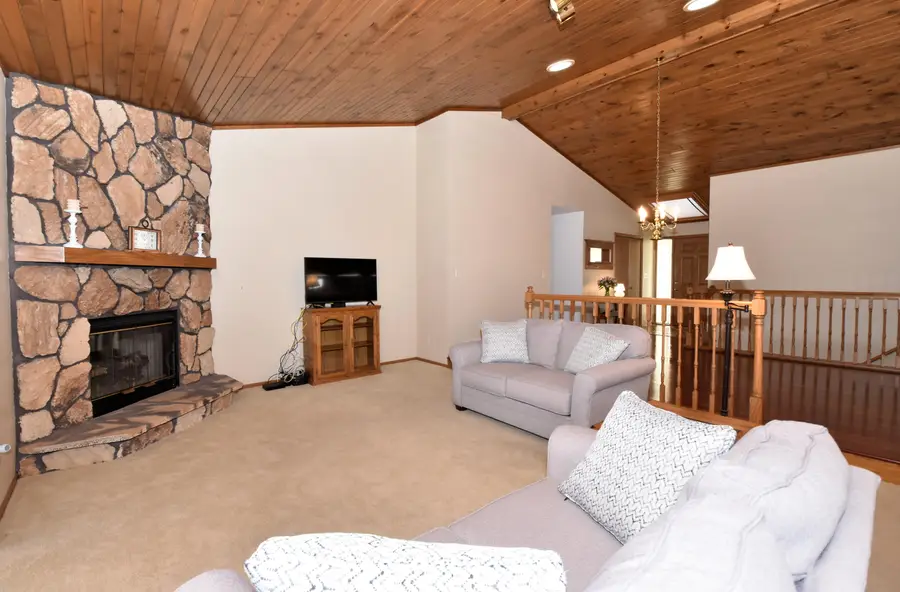 1040 Lansdowne Ct, Brookfield, WI 53045 - #3