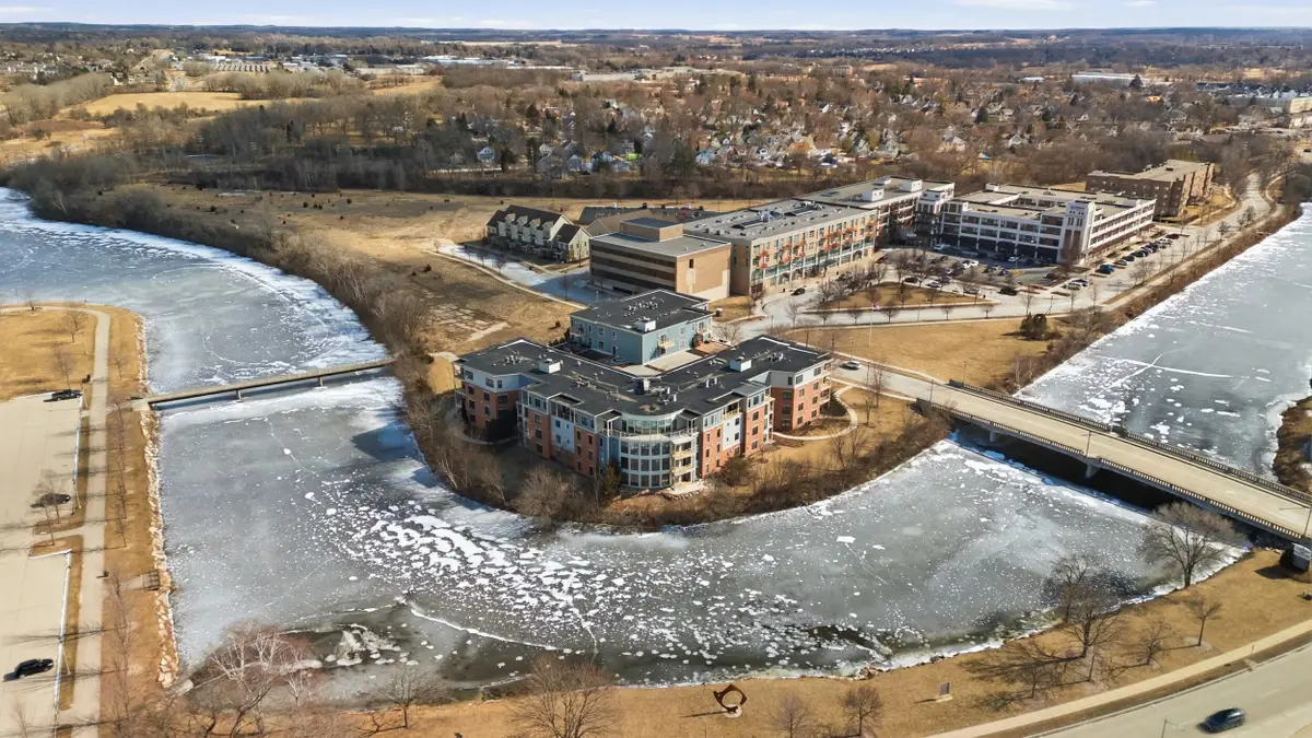 690 Rivershores Dr, West Bend, WI 53090 - #1