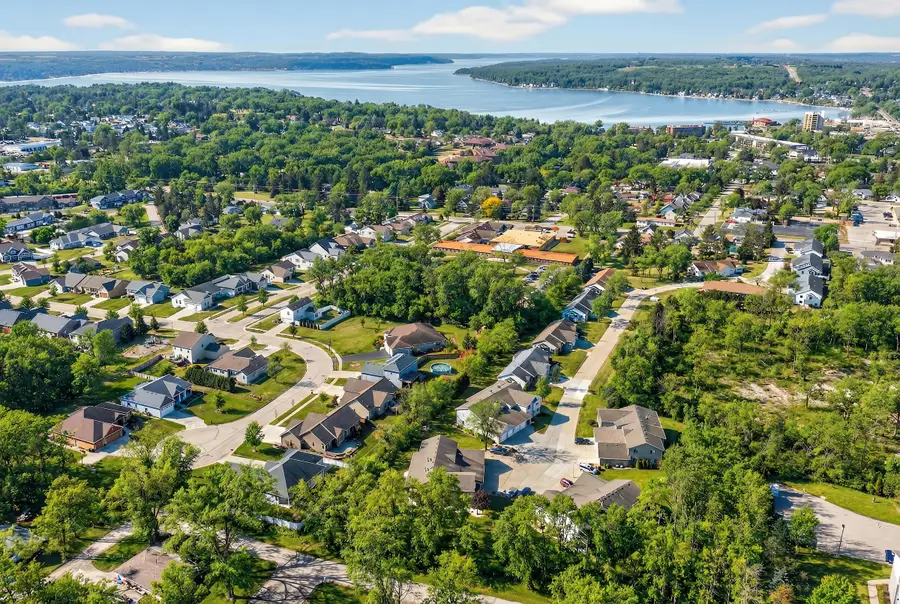 129 S Curtis St, Lake Geneva, WI 53147 - #2