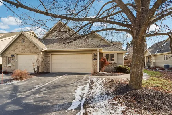 W240N2192 Dorchester Dr, Pewaukee, WI 53072