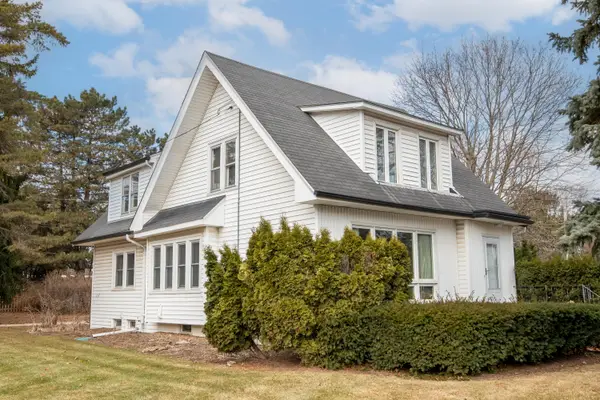 7531 N Lake Dr, Fox Point, WI 53217