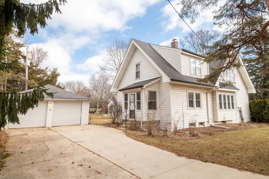 7531 N Lake Dr, Fox Point, WI 53217 - #3