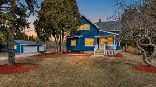 1436 W Fiesta Ln, Mequon, WI 53092