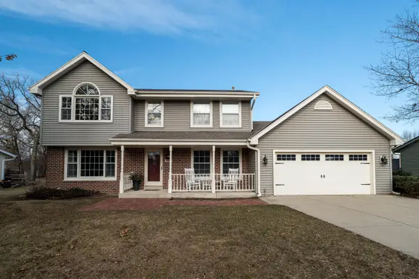 8850 W Lake Pointe Cir, Franklin, WI 53132