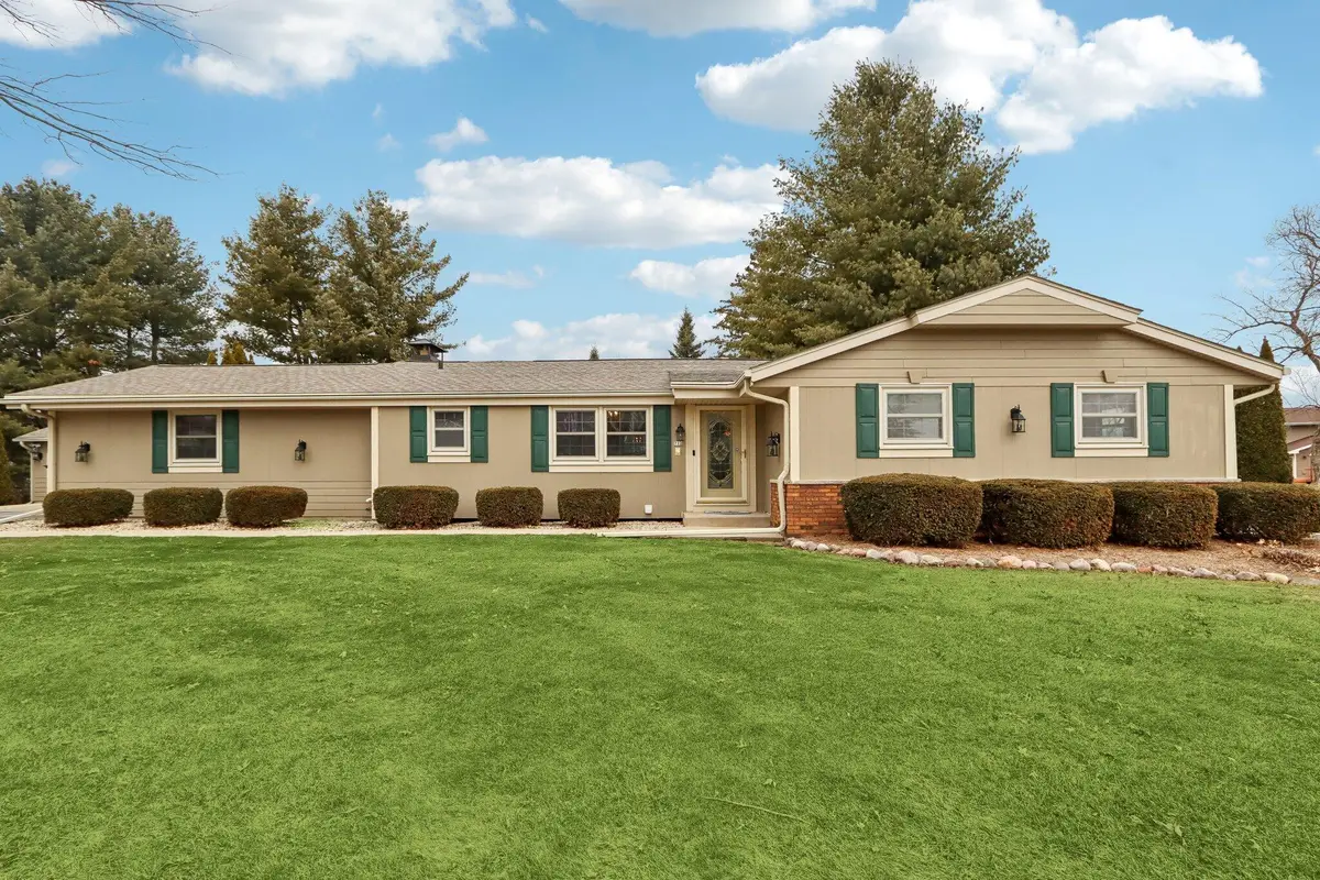 712 Lake Bluff Dr, Oconomowoc, WI 53066 - #1