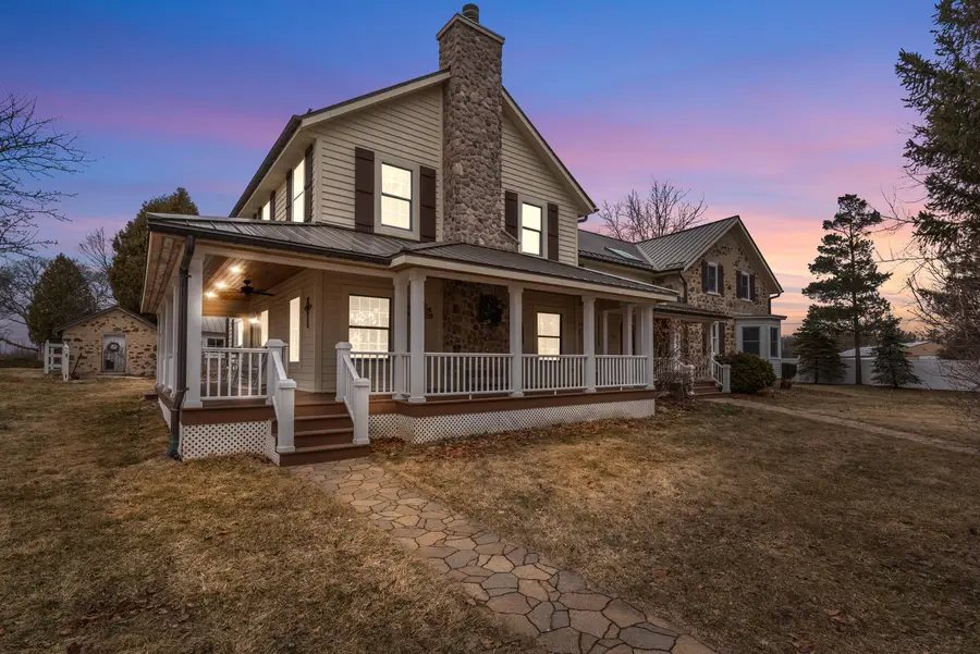 2237 Washington Ave, Cedarburg, WI 53012 - #2