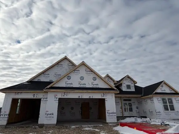 527 Talbots Woods Dr, Dousman, WI 53118