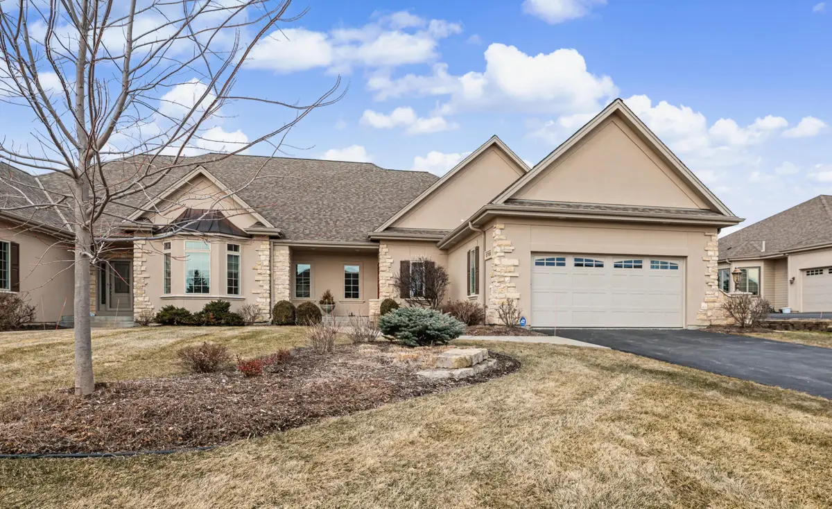 N35W23668 Auburn Ct, Pewaukee, WI 53072 - #1