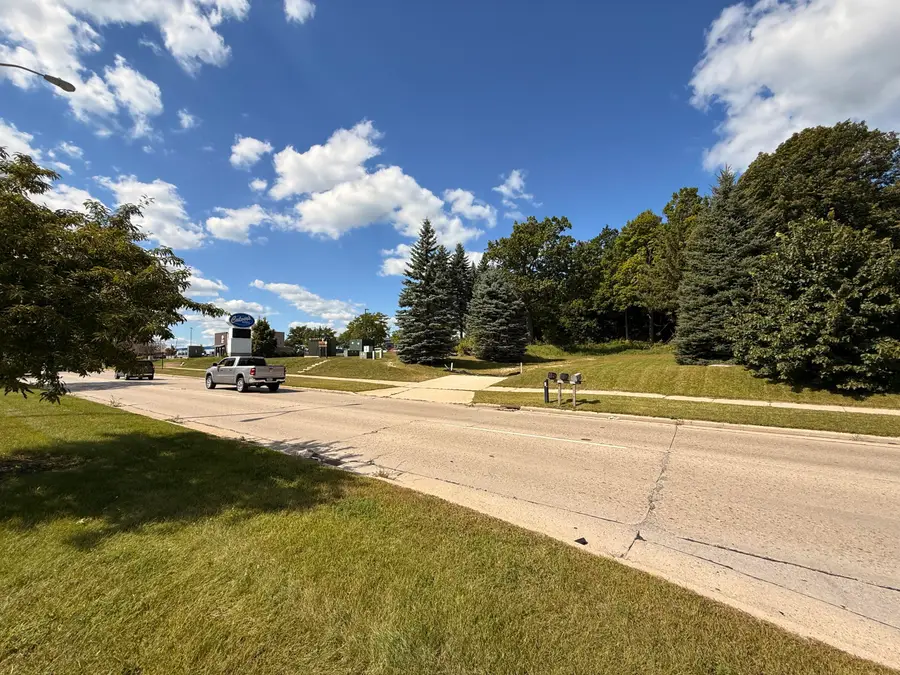 2346 W Washington St, West Bend, WI 53095 - #2