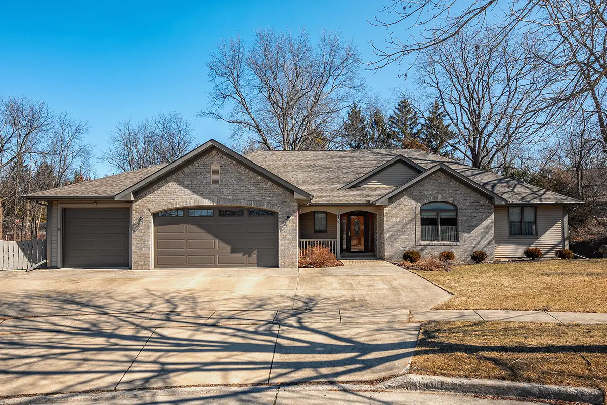 432 Stonewall Ct, Burlington, WI 53105 - #1