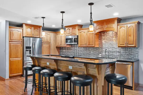 321 Park Hill Dr, Pewaukee, WI 53072