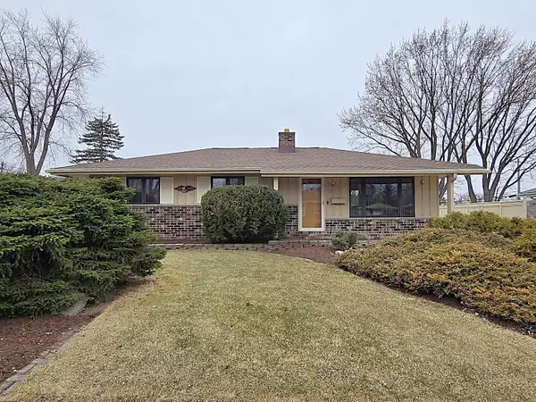 W147N8355 Manchester Dr, Menomonee Falls, WI 53051