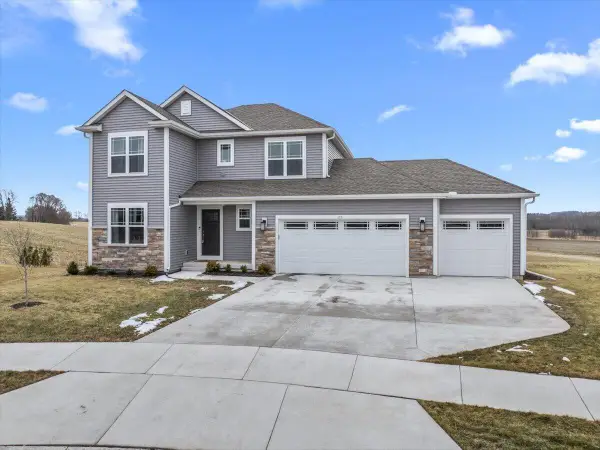 177 Emerald Cir, Saukville, WI 53080