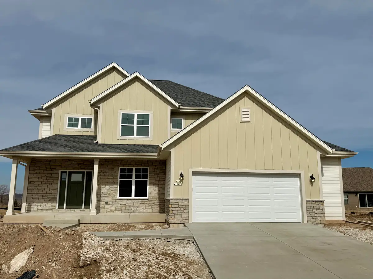 N54W19428 Kearney Ln, Menomonee Falls, WI 53051 - #1